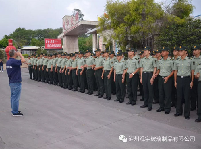 嘉明部队官兵参观访问奇异果体育玻璃