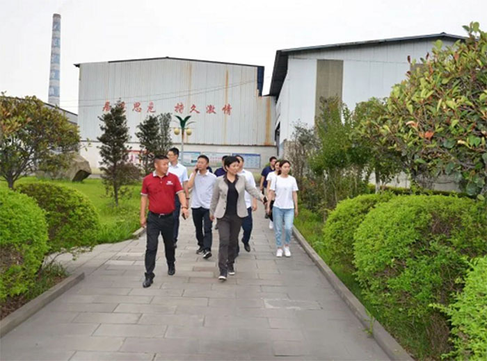 贵州省习水县经开区领导莅临奇异果体育玻璃考察