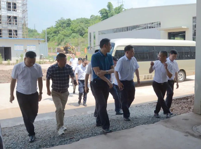 内江市市长李丹一行莅临奇异果体育实业基地调研