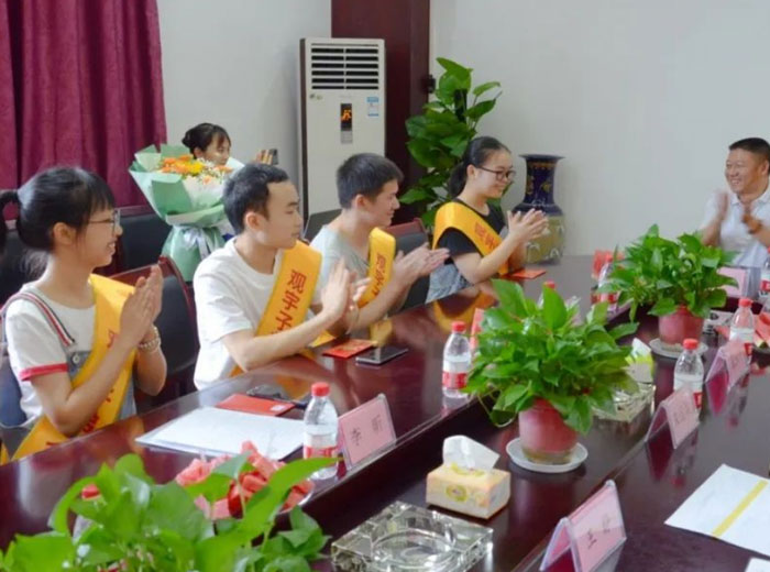 奇异果体育情暖 助力奋飞｜奇异果体育集团举办2022年职工子女助学奖励金发放仪式