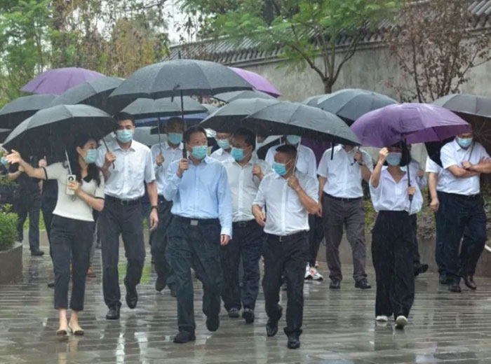 政府关怀｜泸州市委书记杨林兴一行莅临奇异果体育集团总部基地调研