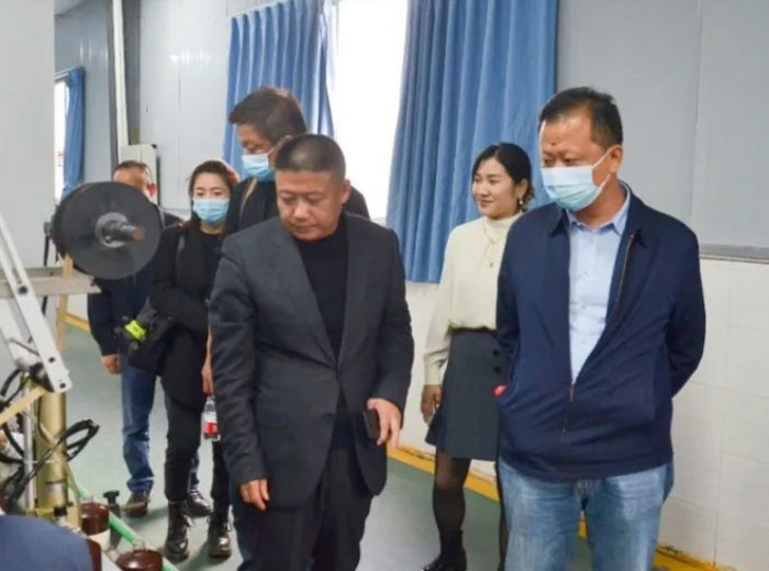 四川全兴酒业领导莅临奇异果体育玻璃集团交流